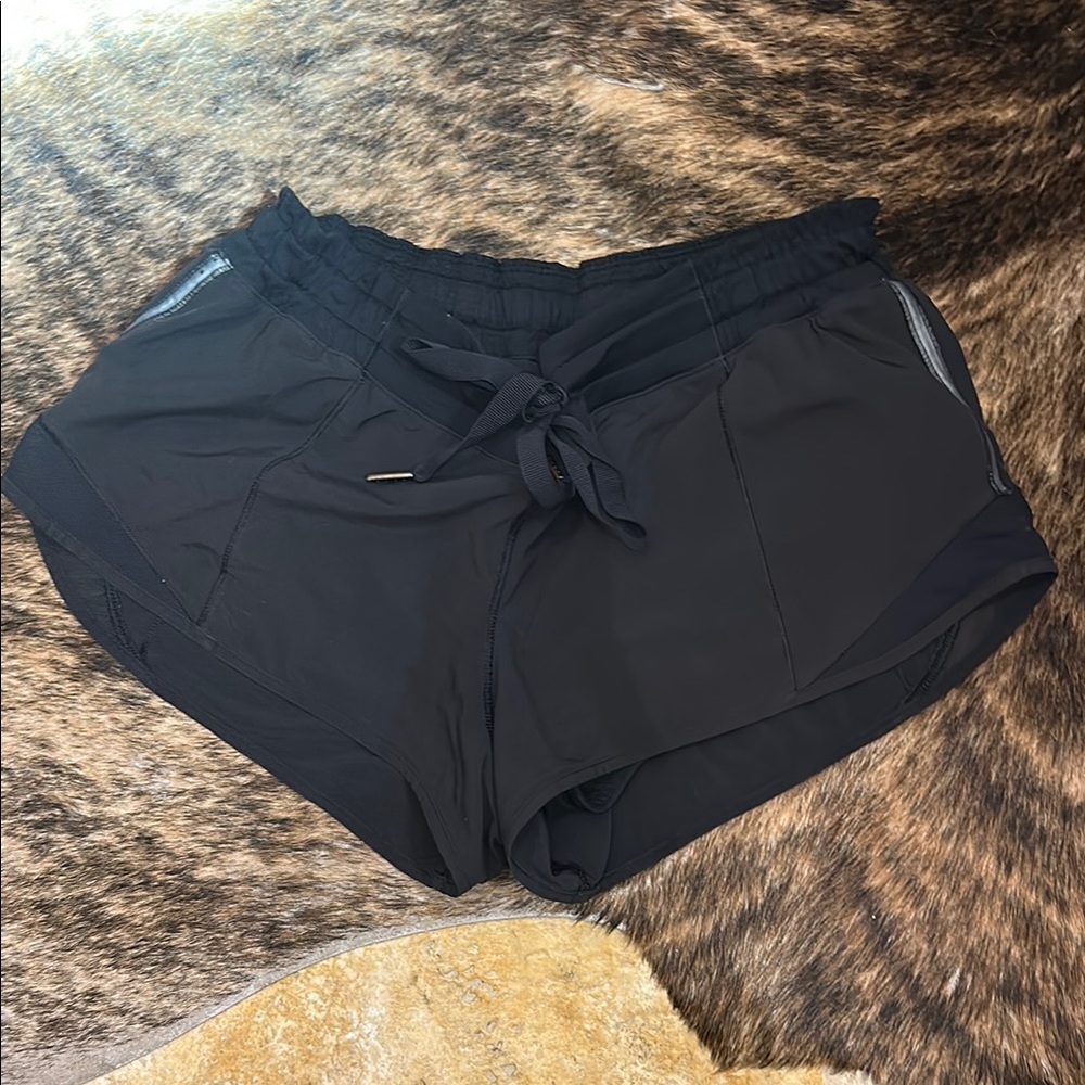 Lululemon size 6 black women’s shorts